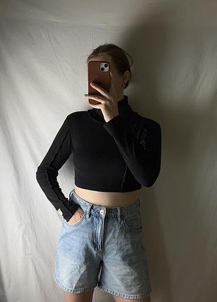 Базова жіноча кофтинка чорна в рубчик топ топік печворк довгий рукав лонгслів гольф трендовий hm bershka zara primark чорного кольору