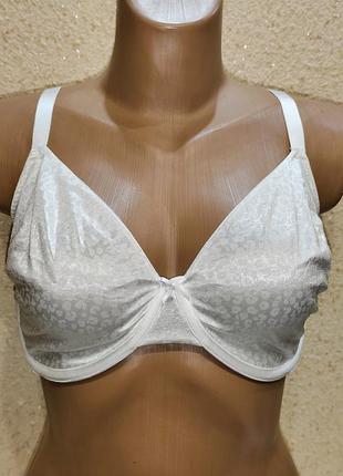 Красивый бюстгальтер мягкий на косточках uk40e eur90e