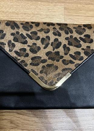 Клатч-конверт с леопардовым принтом.