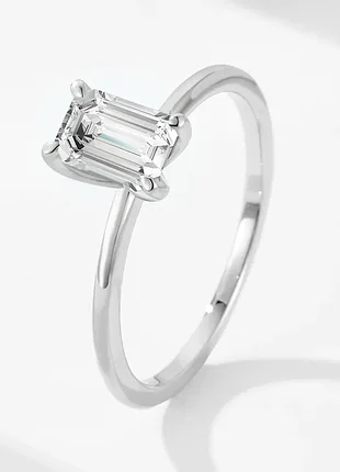 Изысканное кольцо с фианитом "эмеральд"
