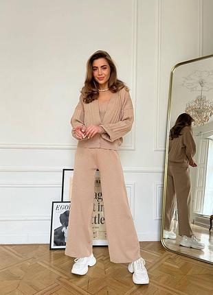 Бежевый костюм тройка