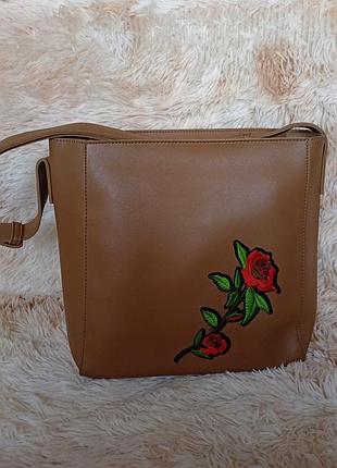 Стильная сумка с вышивкой в хорошем состоянии!