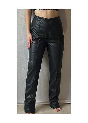 Стильные модные актуальные черные брюки из экокожи лосины