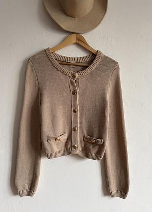 Кардиган із золотими ґудзиками