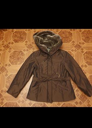 Теплая куртка с пояском, ворот капюшон