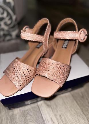 Босоніжки жіночі плетені