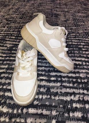 Кроссовки бежевые