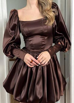 Пышное атласное платье на шнуровке