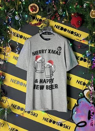 Новорічна різдвяна футболка з принтом пиво в новорічних шапках