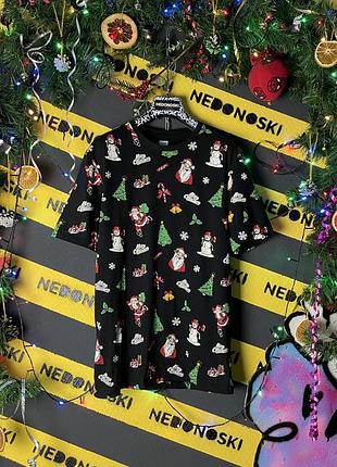 Новорічна різдвяна футболка з принтом санта,дзвоники,ягоди,ялинка,сніжинки,сніговик,льодяники merry christmas