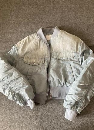 Курточка укороченная дутая голубая белая bershka xs s пуффер бомбер осень весна демисезон теплая