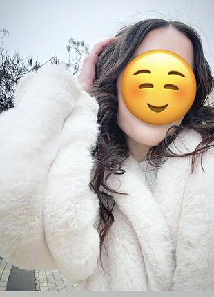 Зимова еко шуба ,біла ,обʼємна на фото так виглядає при рості 1.68 .дефектів жодних стан прекрасний.купляна в лондоні справжня ціна десь 6,500 грв.