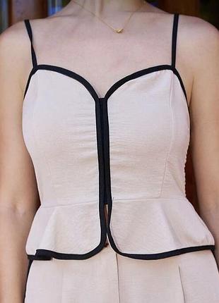 Стильний контрастний топ з рюшами