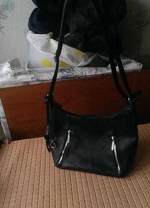 Женская чёрная сумочка в прекрасном состоянии