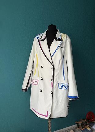 Жіноча сукня жакет в стилі hand-paint біла з кольоровими елементами двобортна великий розмір