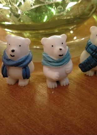 Медвежата фигурки. размер 2см×1,3см.