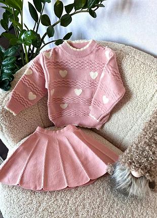 Вязаный костюм для девочки розовый сердечки