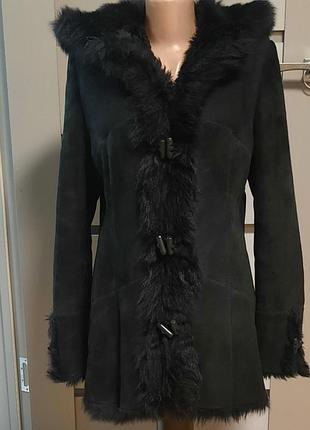 Зимняя дубленка с капюшоном и перчатками