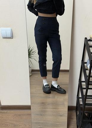 Темно синие классические брюки reserved на защипах