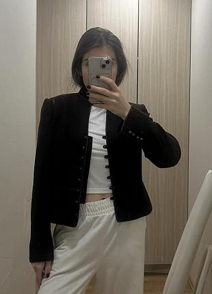 Пиджак з ґудзиками