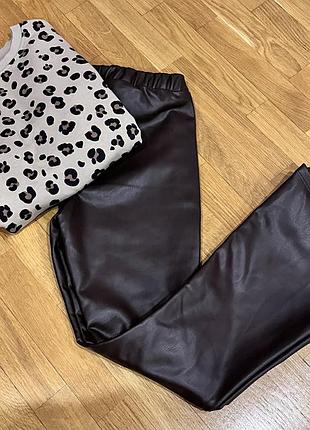 Дуже стильні штани з еко шкіри з ніжним утепленням коричневого кольору, для дівчинки 9-11 років, 140-146 см. нові.