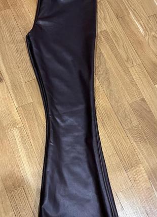 Дуже стильні штани з еко шкіри з ніжним утепленням коричневого кольору, для дівчинки 9-11 років, 140-146 см. нові.