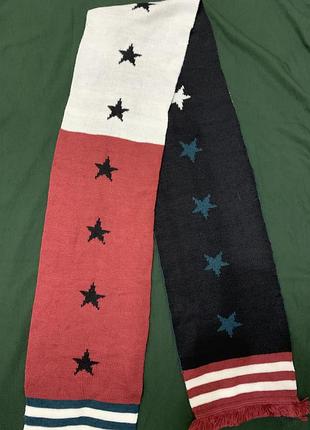Це в'язаний шарф carhartt wip із зірками та смугами.