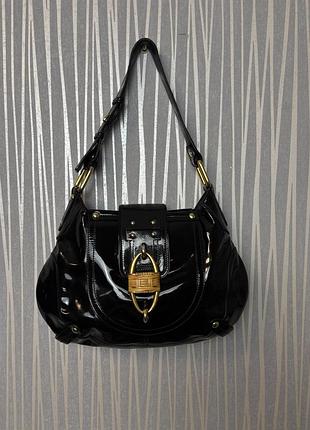 Вінтажна сумка-хобо salvatore ferragamo з чорної лакованої шкіри