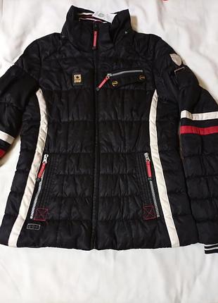 Женская лыжная куртка icepeak черного цвета.