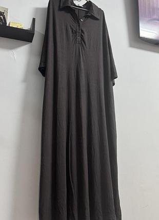 Довге жіноче коричневе плаття