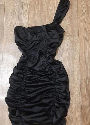 Черное коктейльное мини платье со сборками драпировкой на одно плечо