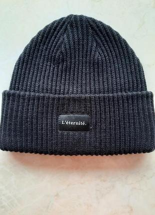 Тепла жіноча шапка