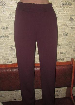 Бордовые брюки на резинках.