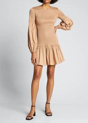 Платье резинка бежевого цвета с объемными рукавами и воланами