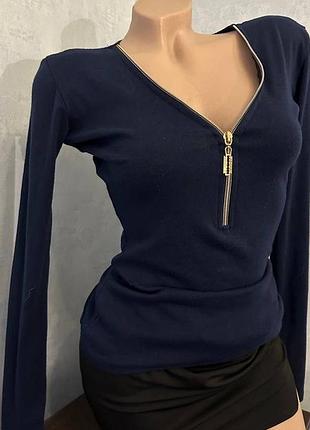 Стильний приталений джемпер з v-вирізом і золотою блискавкою