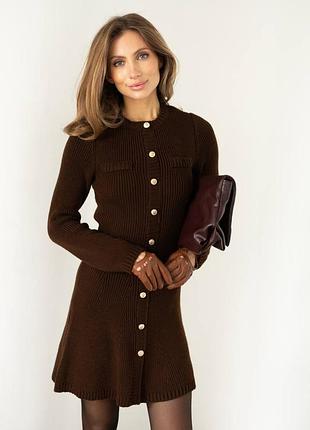 Короткое вязаное платье с акцентной планкой на пуговицах