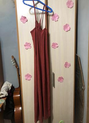 Довга червона сукня