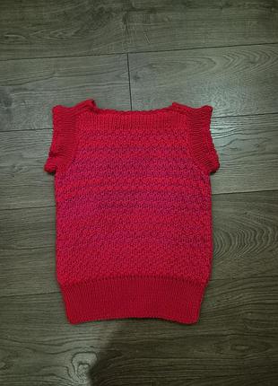 Безрукавка на девочку красного цвета вязаная на прохладную погоду