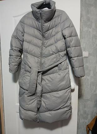 Серый стеганый пуховики с поясом