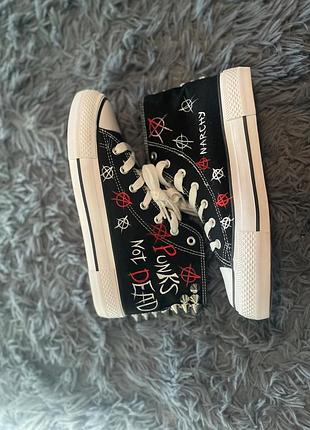 Авторские панк-кеды с шипами и ручной росписью “punks not dead”