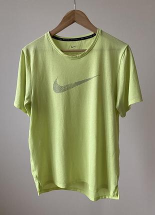 Спортивна футболка розмір с