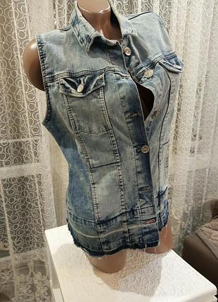 Женская джинсовая безрукавка