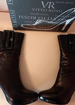 Сапожки из черной глянцевой натуральной кожи на каблуке и скрытой платформе 38 размера. vitto rossi. на байке. удобная колодка. высокое качество обуви