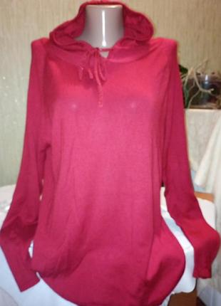 Свитер красный с капюшоном