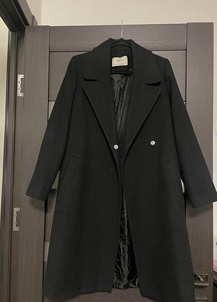 Чорне довге пальто stradivarius під пояс