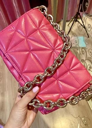 Сумка клатч малинова з ланцюжком стьобана під бренд зара яскраво рожева фуксія малина цепи під шкіру сумочка жіноча трендова на підкладці