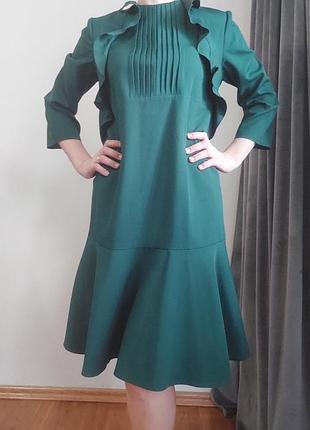 Платье зеленое с воланом удлиненное