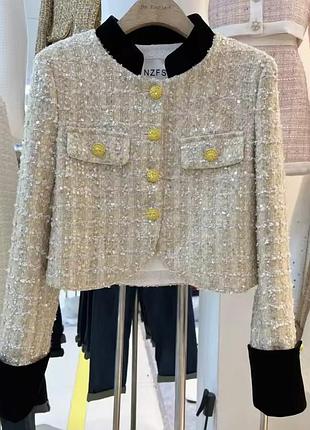 Стильний бежевий піджак з чорними манжетами та золотою фурнітурою