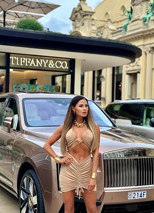 Бежева міні сукня з відкритим декольте