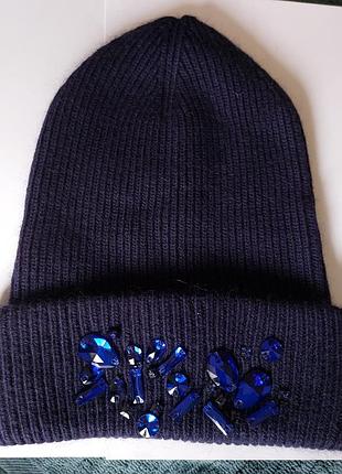 Темно-синяя вязаная шапка-бини с декором из синих страз. odyssey. зимняя.